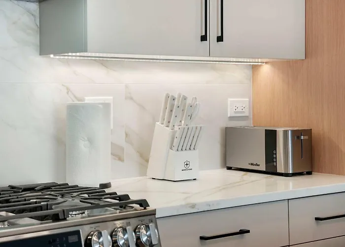 Apartment Modern By Med District With Parking & Laundry *
