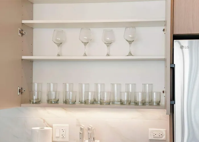 Modern By Med District With Parking & Laundry