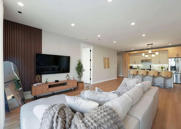 Modern By Med District With Parking & Laundry