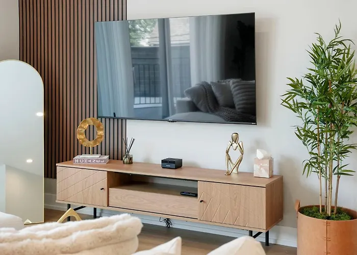 Modern By Med District With Parking & Laundry Apartment
