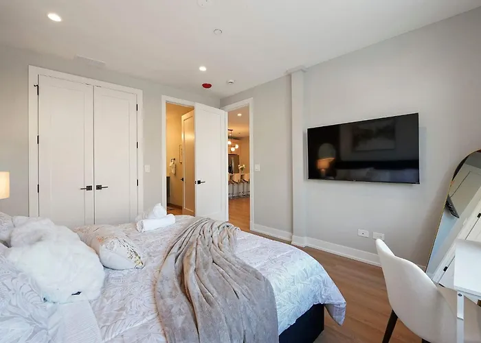 Modern By Med District With Parking & Laundry