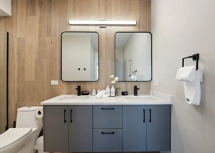 Apartment Modern By Med District With Parking & Laundry *
