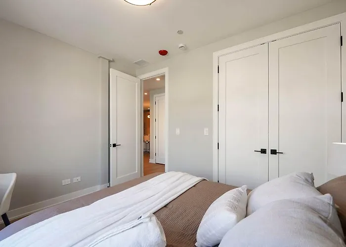 Modern By Med District With Parking & Laundry Apartment *