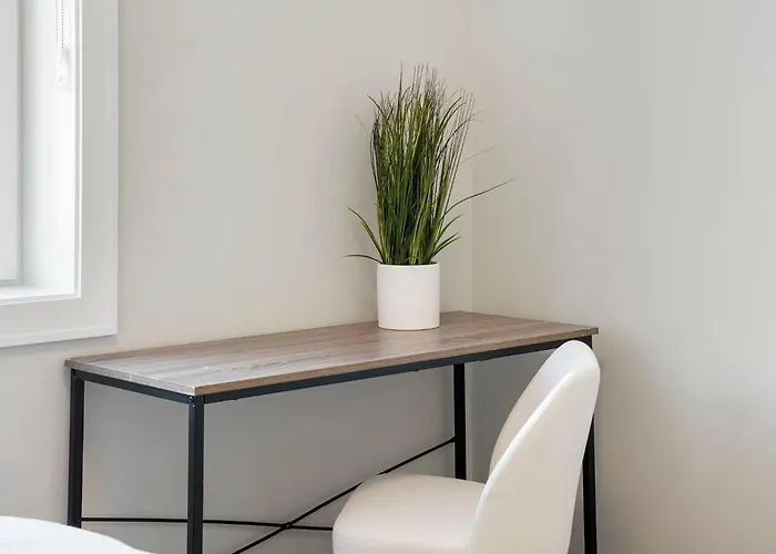 Apartment Modern By Med District With Parking & Laundry *