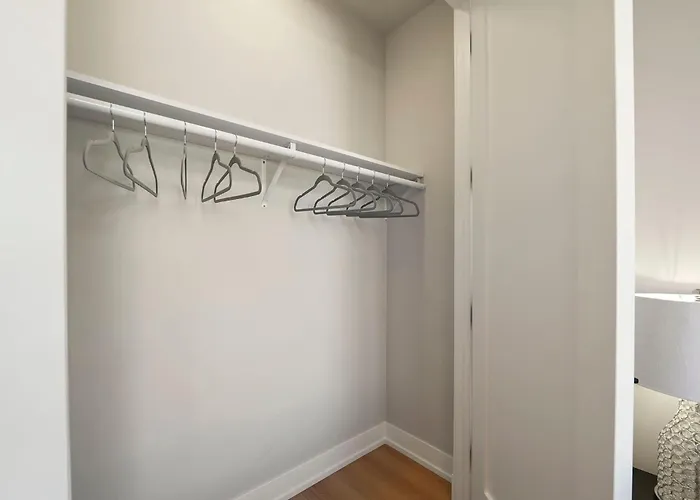 Modern By Med District With Parking & Laundry Apartment *
